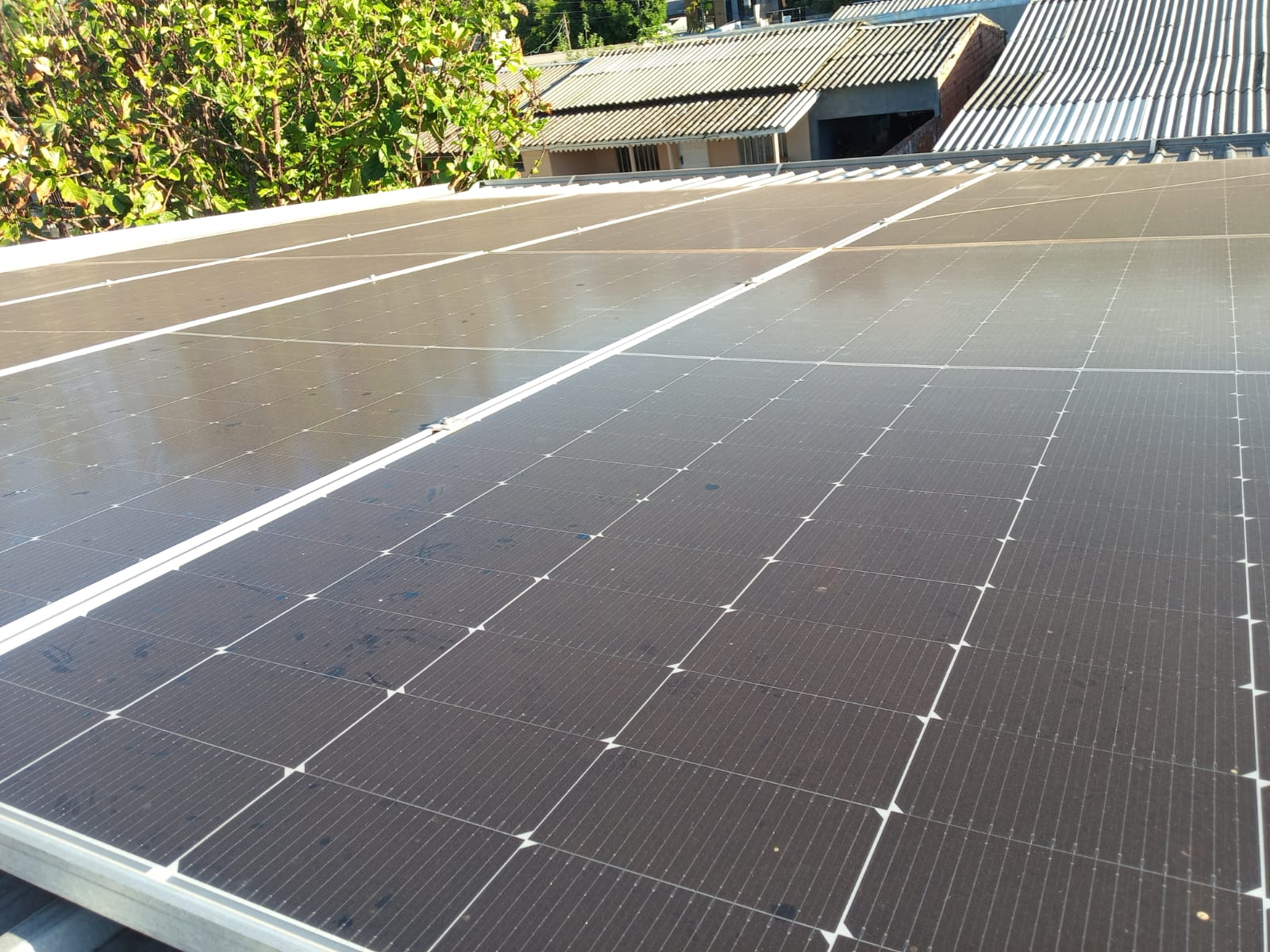 Placa solar suja antes da limpeza