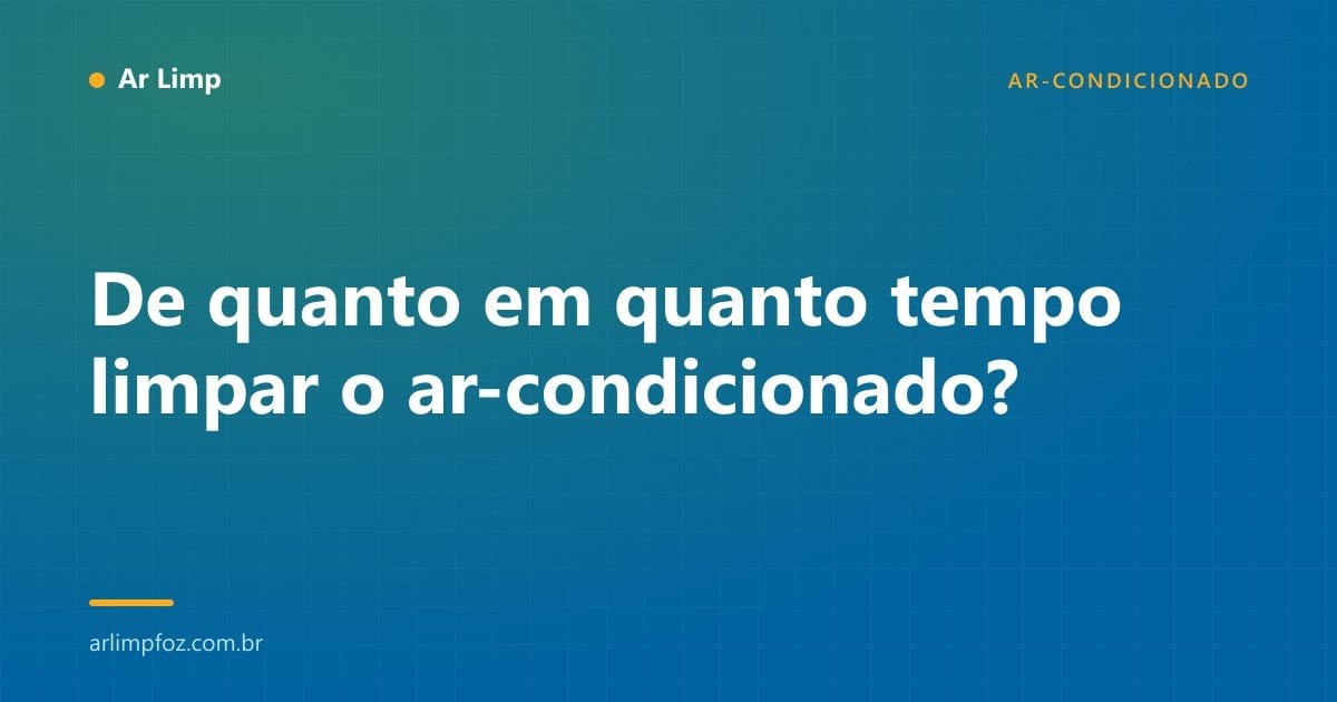 Filtro de ar-condicionado sendo lavado em água corrente durante a manutenção preventiva