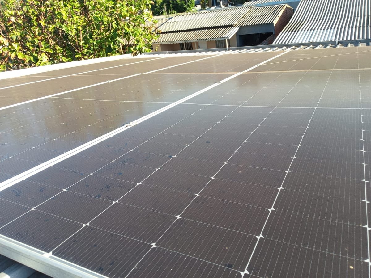 Placas solares cobertas por uma camada de poeira, opacas, num telhado residencial em Foz do Iguaçu