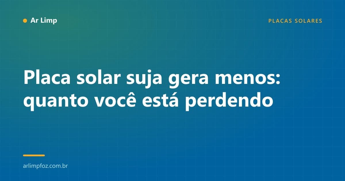 Placas solares com camada de poeira e fuligem acumulada sobre o vidro em um telhado em Foz do Iguaçu