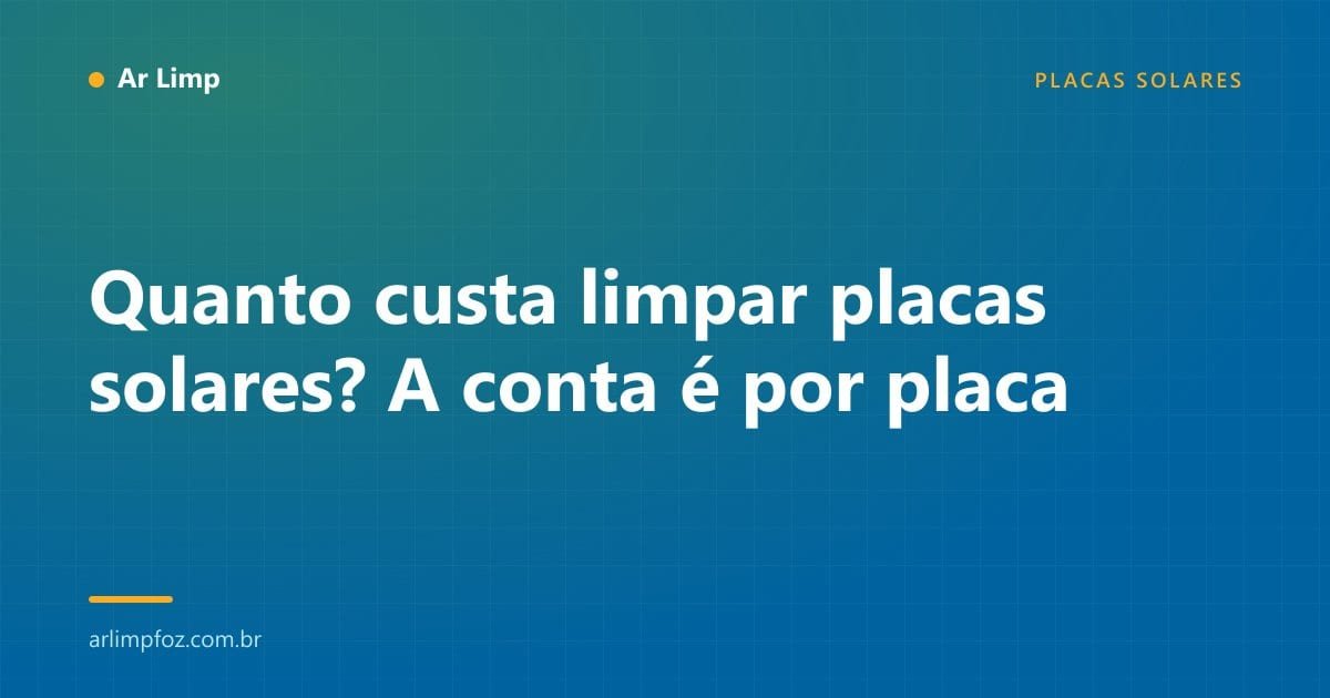 Placas solares sendo limpas com escova de cabo telescópico em um telhado residencial em Foz do Iguaçu