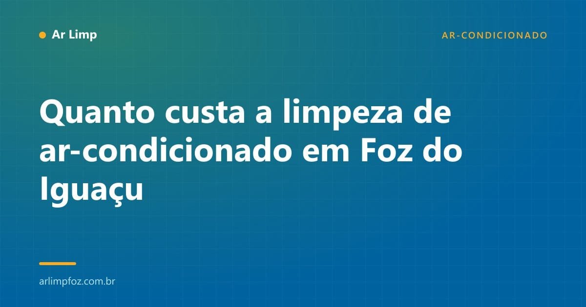 Técnico lavando a serpentina de um ar-condicionado split durante a higienização em Foz do Iguaçu