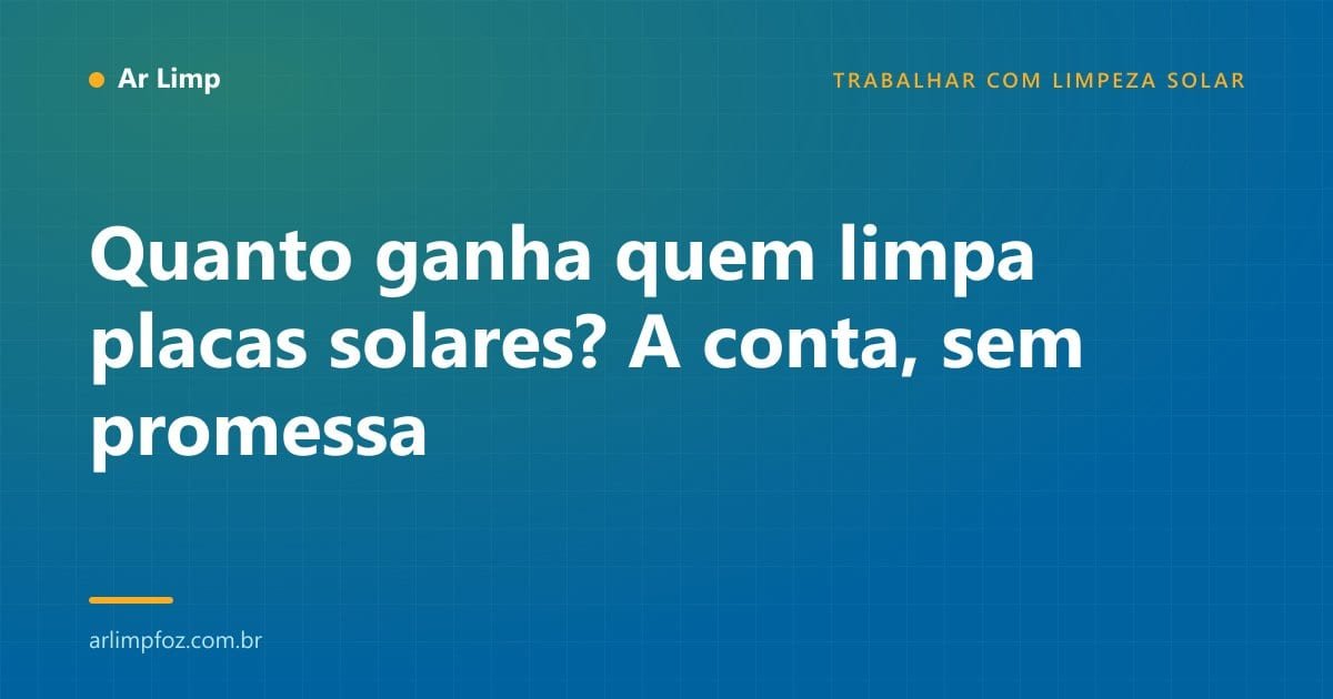 Prestador de serviço calculando o orçamento de limpeza de um sistema fotovoltaico no telhado